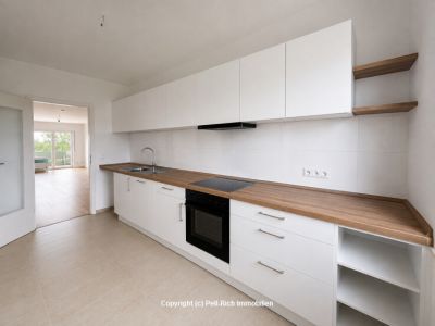 WEITBLICK: 3-Zimmer-Wohnung mit unverbauter Aussicht, Loggia, nagelneuer K&uuml;che & TG-Stellplatz