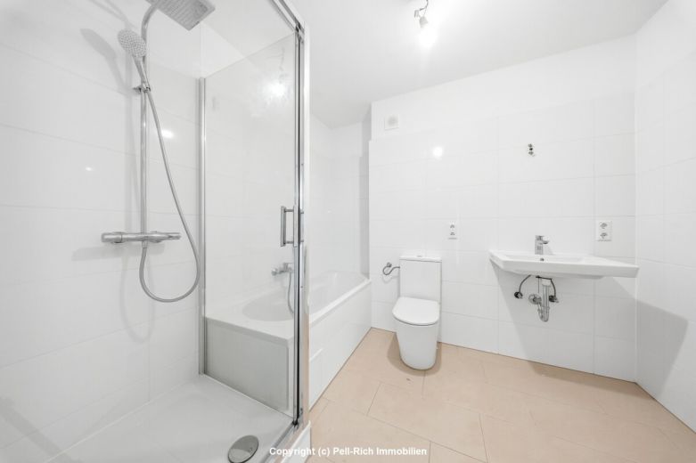 WEITBLICK: 3-Zimmer-Wohnung mit unverbauter Aussicht, Loggia, nagelneuer K&uuml;che & TG-Stellplatz