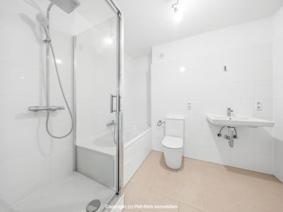 WEITBLICK: 3-Zimmer-Wohnung mit unverbauter Aussicht, Loggia, nagelneuer K&uuml;che & TG-Stellplatz