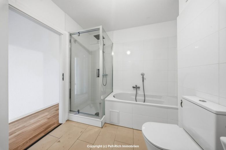 WEITBLICK: 3-Zimmer-Wohnung mit unverbauter Aussicht, Loggia, nagelneuer K&uuml;che & TG-Stellplatz