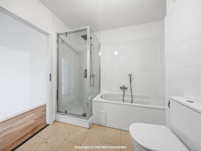 WEITBLICK: 3-Zimmer-Wohnung mit unverbauter Aussicht, Loggia, nagelneuer K&uuml;che & TG-Stellplatz