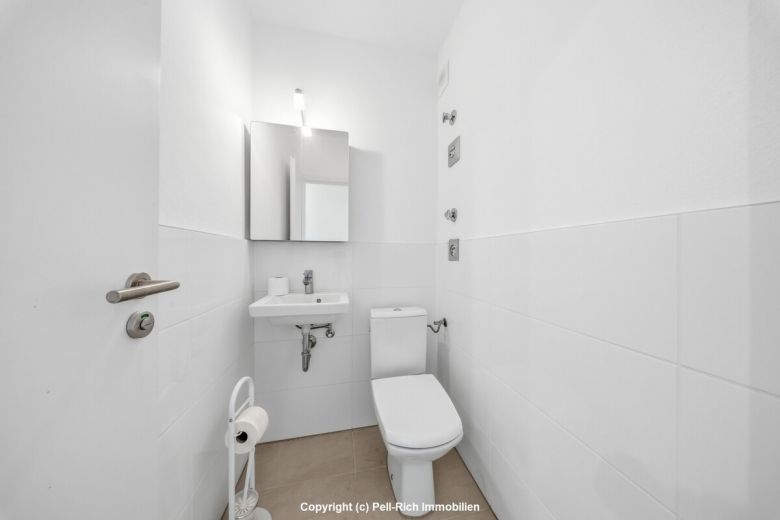 WEITBLICK: 3-Zimmer-Wohnung mit unverbauter Aussicht, Loggia, nagelneuer K&uuml;che & TG-Stellplatz