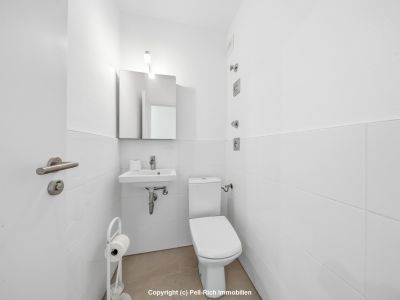 WEITBLICK: 3-Zimmer-Wohnung mit unverbauter Aussicht, Loggia, nagelneuer K&uuml;che & TG-Stellplatz