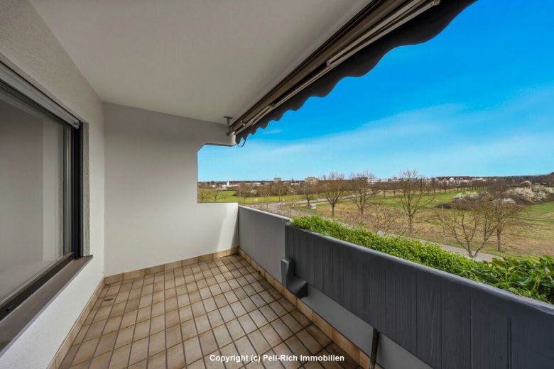 WEITBLICK: 3-Zimmer-Wohnung mit unverbauter Aussicht, Loggia, nagelneuer K&uuml;che & TG-Stellplatz