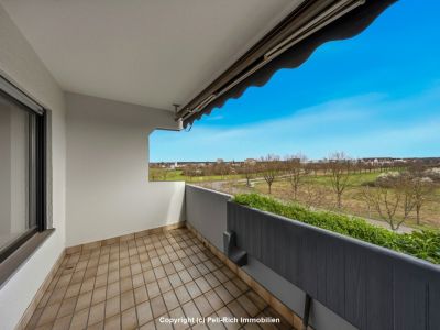 WEITBLICK: 3-Zimmer-Wohnung mit unverbauter Aussicht, Loggia, nagelneuer K&uuml;che & TG-Stellplatz