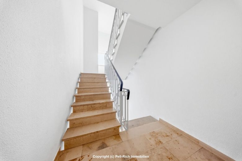 WEITBLICK: 3-Zimmer-Wohnung mit unverbauter Aussicht, Loggia, nagelneuer K&uuml;che & TG-Stellplatz