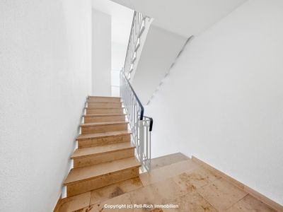 WEITBLICK: 3-Zimmer-Wohnung mit unverbauter Aussicht, Loggia, nagelneuer K&uuml;che & TG-Stellplatz