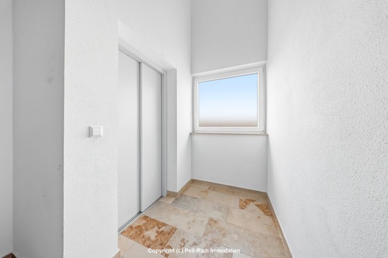 WEITBLICK: 3-Zimmer-Wohnung mit unverbauter Aussicht, Loggia, nagelneuer K&uuml;che & TG-Stellplatz