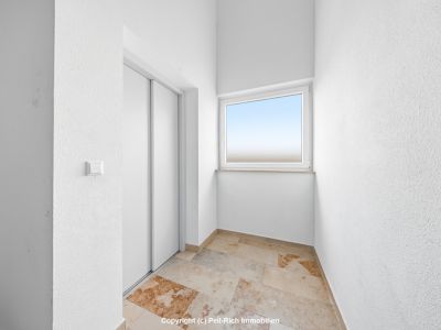 WEITBLICK: 3-Zimmer-Wohnung mit unverbauter Aussicht, Loggia, nagelneuer K&uuml;che & TG-Stellplatz