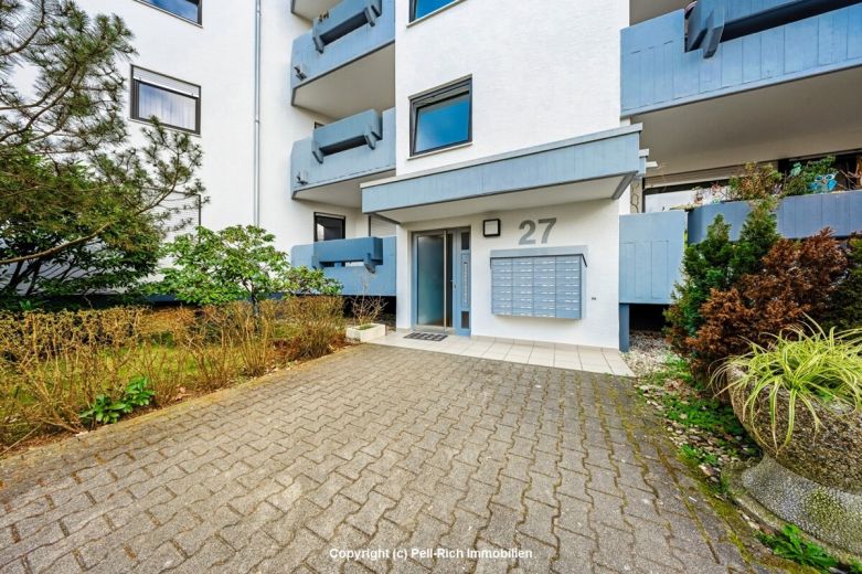 WEITBLICK: 3-Zimmer-Wohnung mit unverbauter Aussicht, Loggia, nagelneuer K&uuml;che & TG-Stellplatz