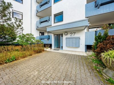 WEITBLICK: 3-Zimmer-Wohnung mit unverbauter Aussicht, Loggia, nagelneuer K&uuml;che & TG-Stellplatz