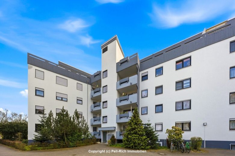 WEITBLICK: 3-Zimmer-Wohnung mit unverbauter Aussicht, Loggia, nagelneuer K&uuml;che & TG-Stellplatz