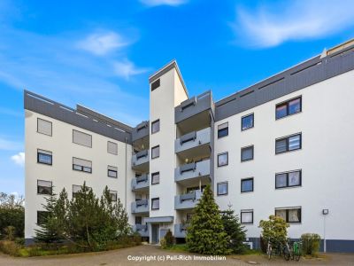 WEITBLICK: 3-Zimmer-Wohnung mit unverbauter Aussicht, Loggia, nagelneuer K&uuml;che & TG-Stellplatz