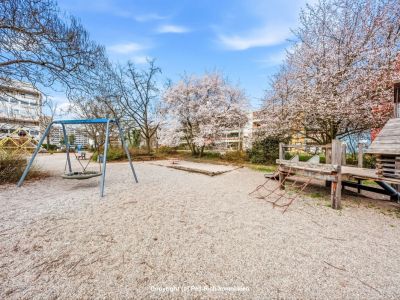 WEITBLICK: 3-Zimmer-Wohnung mit unverbauter Aussicht, Loggia, nagelneuer K&uuml;che & TG-Stellplatz
