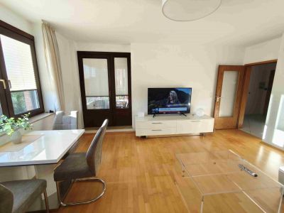 Exklusive Wohnung direkt am Rhein: Voll m&ouml;blierte 2- Zimmer-Wohnung mit Balkon in Neuss-Hammerfeld
