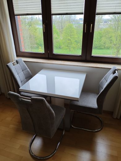 Exklusive Wohnung direkt am Rhein: Voll m&ouml;blierte 2- Zimmer-Wohnung mit Balkon in Neuss-Hammerfeld