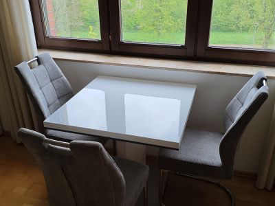 Exklusive Wohnung direkt am Rhein: Voll m&ouml;blierte 2- Zimmer-Wohnung mit Balkon in Neuss-Hammerfeld