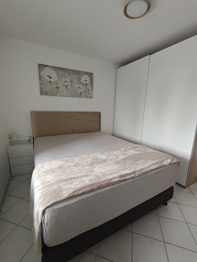 Exklusive Wohnung direkt am Rhein: Voll m&ouml;blierte 2- Zimmer-Wohnung mit Balkon in Neuss-Hammerfeld