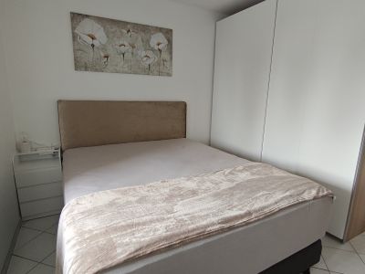 Exklusive Wohnung direkt am Rhein: Voll m&ouml;blierte 2- Zimmer-Wohnung mit Balkon in Neuss-Hammerfeld