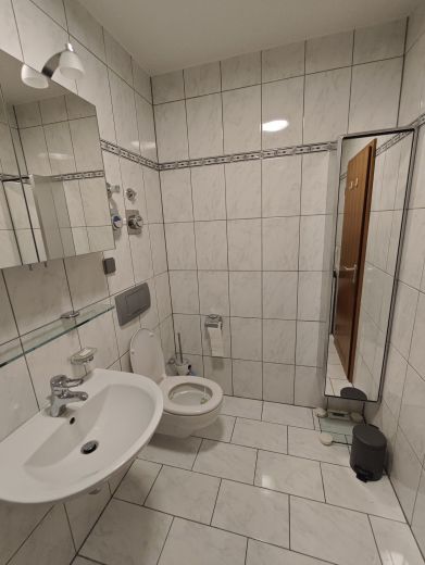 Exklusive Wohnung direkt am Rhein: Voll m&ouml;blierte 2- Zimmer-Wohnung mit Balkon in Neuss-Hammerfeld