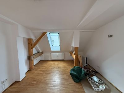 BEFRISTET: 4-Zimmer-Dachgeschosswohnung mit Wohnk&uuml;che und Balkon, optional m&ouml;bliert