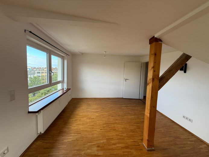 BEFRISTET: 4-Zimmer-Dachgeschosswohnung mit Wohnk&uuml;che und Balkon, optional m&ouml;bliert