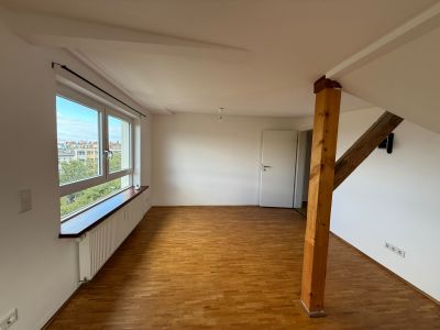 BEFRISTET: 4-Zimmer-Dachgeschosswohnung mit Wohnk&uuml;che und Balkon, optional m&ouml;bliert