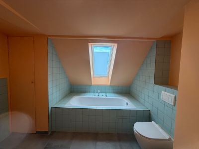 BEFRISTET: 4-Zimmer-Dachgeschosswohnung mit Wohnk&uuml;che und Balkon, optional m&ouml;bliert