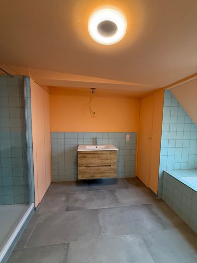 BEFRISTET: 4-Zimmer-Dachgeschosswohnung mit Wohnk&uuml;che und Balkon, optional m&ouml;bliert