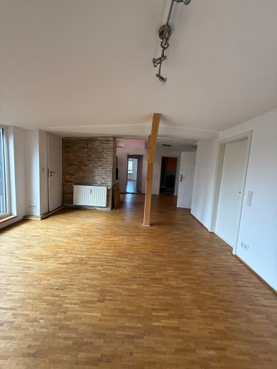 BEFRISTET: 4-Zimmer-Dachgeschosswohnung mit Wohnk&uuml;che und Balkon, optional m&ouml;bliert