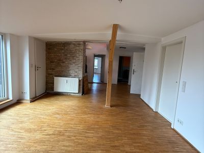BEFRISTET: 4-Zimmer-Dachgeschosswohnung mit Wohnk&uuml;che und Balkon, optional m&ouml;bliert
