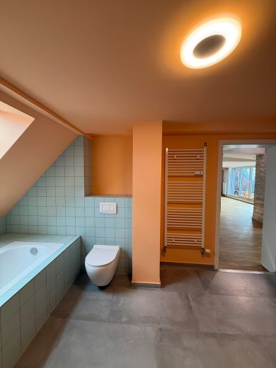 BEFRISTET: 4-Zimmer-Dachgeschosswohnung mit Wohnk&uuml;che und Balkon, optional m&ouml;bliert