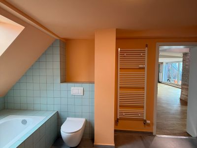 BEFRISTET: 4-Zimmer-Dachgeschosswohnung mit Wohnk&uuml;che und Balkon, optional m&ouml;bliert