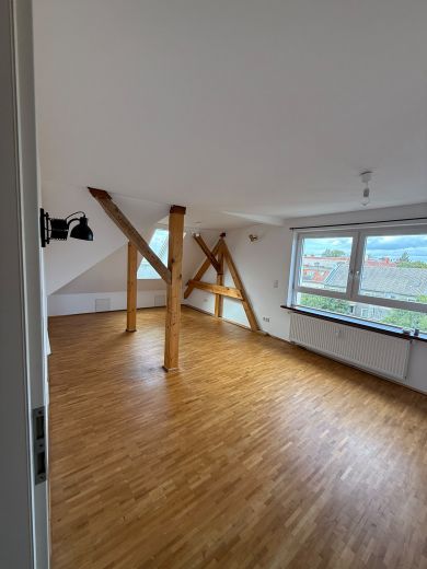 BEFRISTET: 4-Zimmer-Dachgeschosswohnung mit Wohnk&uuml;che und Balkon, optional m&ouml;bliert