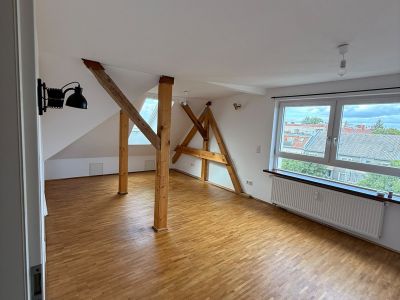 BEFRISTET: 4-Zimmer-Dachgeschosswohnung mit Wohnk&uuml;che und Balkon, optional m&ouml;bliert