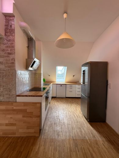 BEFRISTET: 4-Zimmer-Dachgeschosswohnung mit Wohnk&uuml;che und Balkon, optional m&ouml;bliert