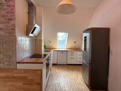 BEFRISTET: 4-Zimmer-Dachgeschosswohnung mit Wohnk&uuml;che und Balkon, optional m&ouml;bliert