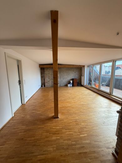 BEFRISTET: 4-Zimmer-Dachgeschosswohnung mit Wohnk&uuml;che und Balkon, optional m&ouml;bliert