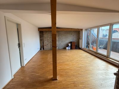 BEFRISTET: 4-Zimmer-Dachgeschosswohnung mit Wohnk&uuml;che und Balkon, optional m&ouml;bliert