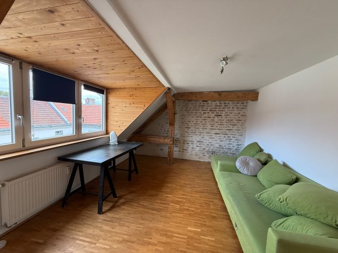 BEFRISTET: 4-Zimmer-Dachgeschosswohnung mit Wohnk&uuml;che und Balkon, optional m&ouml;bliert