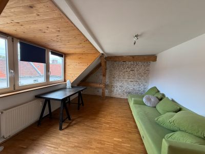 BEFRISTET: 4-Zimmer-Dachgeschosswohnung mit Wohnk&uuml;che und Balkon, optional m&ouml;bliert