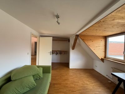 BEFRISTET: 4-Zimmer-Dachgeschosswohnung mit Wohnk&uuml;che und Balkon, optional m&ouml;bliert