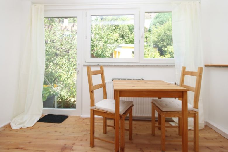 AbacO: Behaglich m&ouml;blierte Wohnung mit Treppchen zum Garten