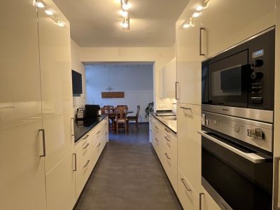 Stilvoll m&ouml;blierte 102 m2-Wohnung in Innenstadt Klinikviertel &ndash; ruhig & gr&uuml;n. Alle &ouml;ffentliche Verkehrsmittel vor der T&uuml;r