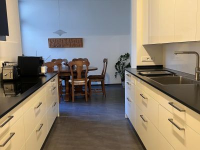 Stilvoll m&ouml;blierte 102 m2-Wohnung in Innenstadt Klinikviertel &ndash; ruhig & gr&uuml;n. Alle &ouml;ffentliche Verkehrsmittel vor der T&uuml;r