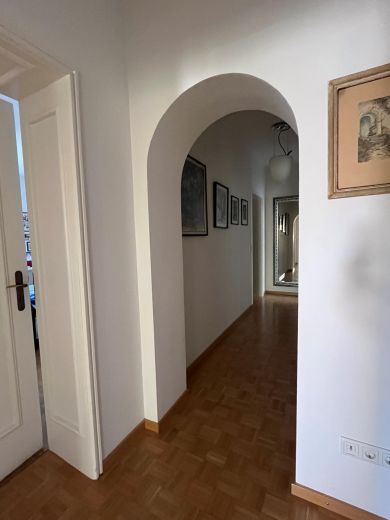 Stilvoll m&ouml;blierte 102 m2-Wohnung in Innenstadt Klinikviertel &ndash; ruhig & gr&uuml;n. Alle &ouml;ffentliche Verkehrsmittel vor der T&uuml;r
