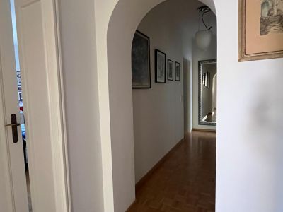 Stilvoll m&ouml;blierte 102 m2-Wohnung in Innenstadt Klinikviertel &ndash; ruhig & gr&uuml;n. Alle &ouml;ffentliche Verkehrsmittel vor der T&uuml;r