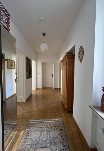 Stilvoll m&ouml;blierte 102 m2-Wohnung in Innenstadt Klinikviertel &ndash; ruhig & gr&uuml;n. Alle &ouml;ffentliche Verkehrsmittel vor der T&uuml;r