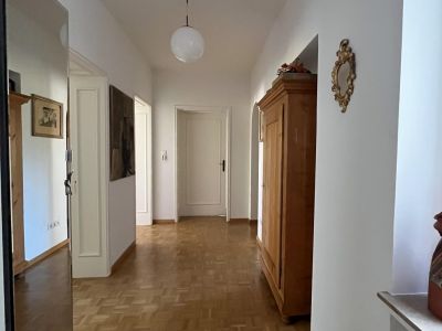 Stilvoll m&ouml;blierte 102 m2-Wohnung in Innenstadt Klinikviertel &ndash; ruhig & gr&uuml;n. Alle &ouml;ffentliche Verkehrsmittel vor der T&uuml;r