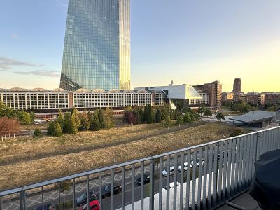 M&ouml;blierte 3-Zi-Penthouse Wohnung im Ostend, Terrasse, EZB-Blick, 01.01.&ndash;28.02.2027